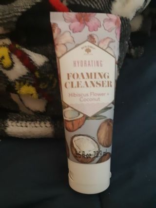 Hydrating foaming cleanser