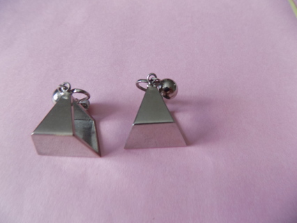 Pair silvertone metal 3D triangle shape open in middle clip on earrings