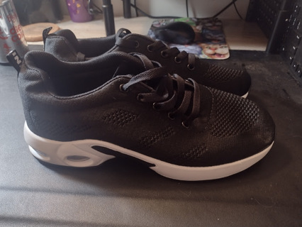 Size 11 (42) Women's Tennis Shoes