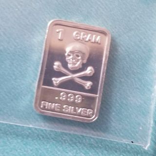 One gram .999 pure fine ☆Silver☆ collectable bar ~Skull and Crossbones ~