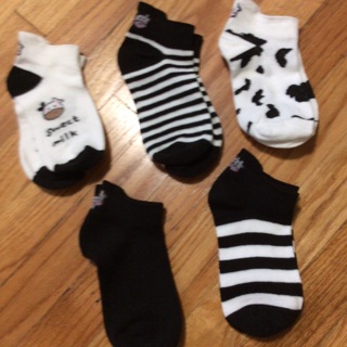 Brand New 5 Pairs of Girls Sneaker Socks. Moo