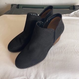 Women’s Size 8 Black Heeled Boots By Fergie 