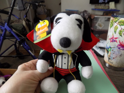 Whitman's Chocolate Snoopy plush dressed as Dracula NWT 7 inch