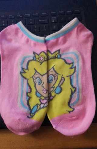 1 pair of womans Princess Peach socks