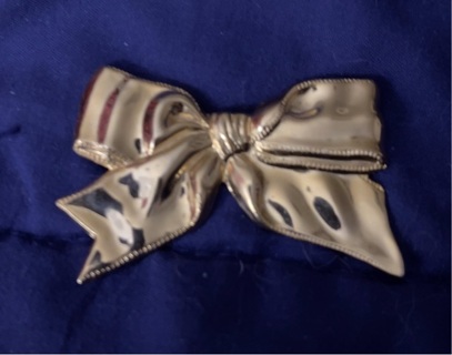 Vintage Gold Tone Metal Bow Ladies Brooch