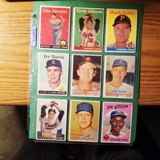 9 - MIXED LOT  -  TOPPS - LOW TO MID GRADE - BASEBALL CARDS