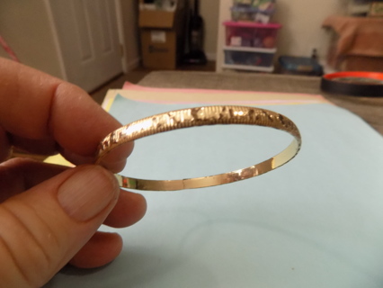 Bracelet 1/4 thin goldtone ribbed with lines and dents bangle