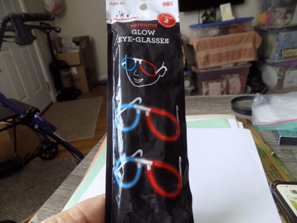 NIP Patriotic glow in dark eye glass 4 light sticks