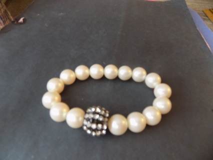 Bracelet Large white pearl beads and 1 rhinestone covered bead