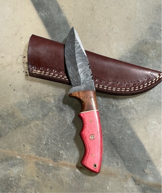 Beautiful custom handmade Damascus steel hunting knife 