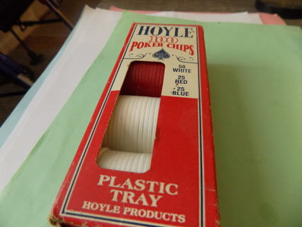 Hoyle 100  Poker chips NIP 50 white, 25 red, 24 blue Interlocking All plastic Made In USA
