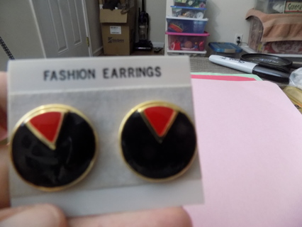 New post earrings 1 inch round circle black and red enamel red triangle on black background