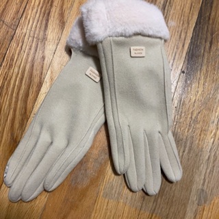 BN Pair of Elegant Furry Gloves .