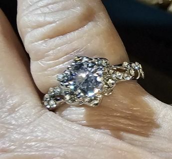 Ladies Exquiste Engagement/Dinner Ring