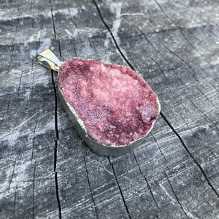 NWOT Raw cherry quartz druzy pendant in silver-plated setting