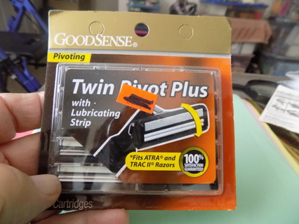 Good Sense Twin Pivot  plus razor blade with lubricating strip