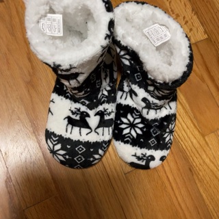 BN CHRISTMAS THEME SOFT PLUSH NON-SLIP INDOOR BOOTIES. SIZE 8,5-9