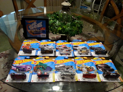 Case & 10 new Hot wheels