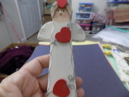 Wooden 2002 7 inchg angel with 3 wood heart shape accents