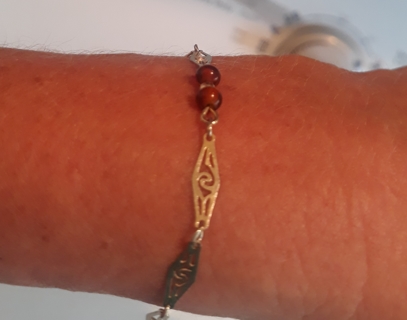 Delicate Bracelet, goldtone/amber beads