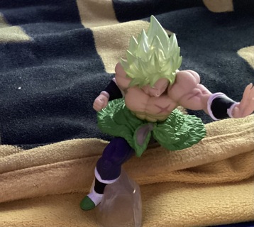 Never open Two dragon ball mini figures 