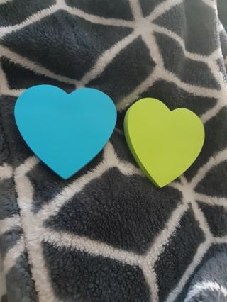 2 heart post it notes