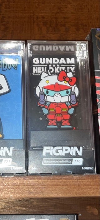 Gundam hello kitty figpin