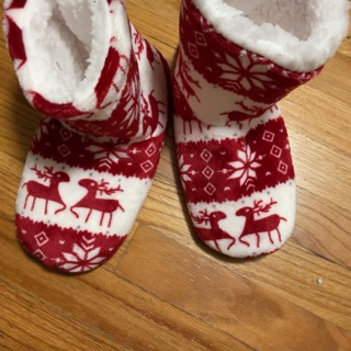 BN REINDEER/SNOWFLAKE PATTERN SOFT PLUSH ANI-SLIP SLIPPERS.  Size : 9-9.5