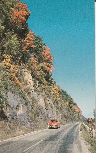 Vintage Unused Postcard: GIN: Bluff in Effigy Mounds Natural Monument, Iowa