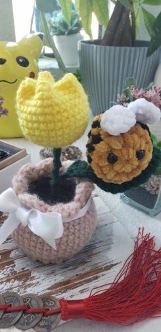 Crochet Tulip Flower and Honeybee set