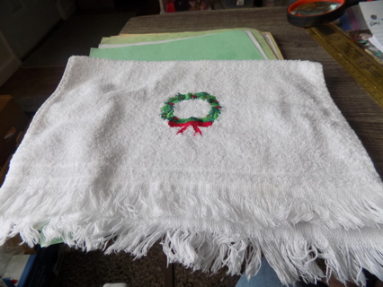 Christmas hand towel white with embrodery wreath and fringes