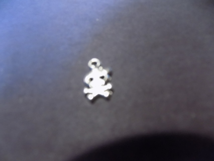 Small skull & crossbones charm