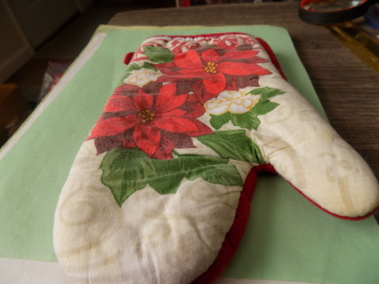 Christmas quilted oven mitt red and white poinsettia