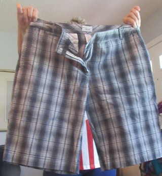 LADY SHORTS SIZE 16 POCKETS IN FRONT AND BACK