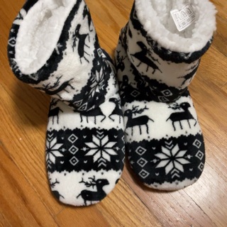 BN REINDEER AND SNOWFLAKE ❄️ PATTERN SOFT PLUSH SLIPPERS. SIZE : 9.5-10