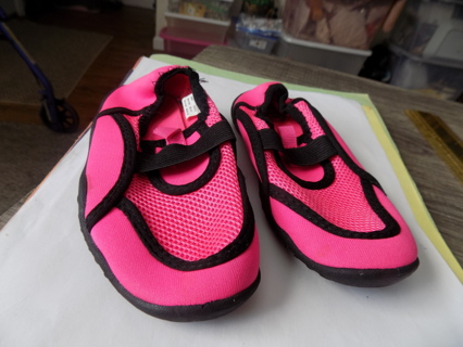Wonder Nation hot pink trim in black netted beach shoes size 9-10