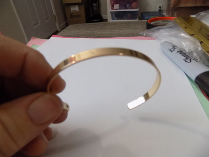 Bracelet thin plain bangle goldtone only goes 3/4 around wrist