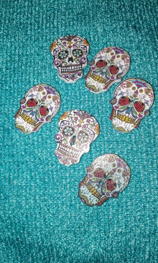 6 wooden skull buttons