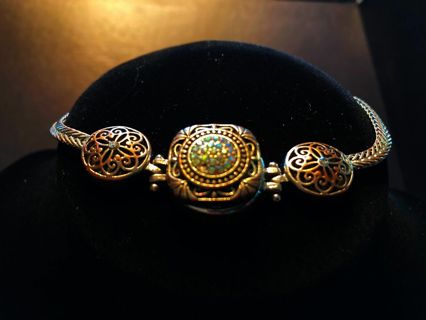 Unique Vintage Style Bracelet with Pop Out Center