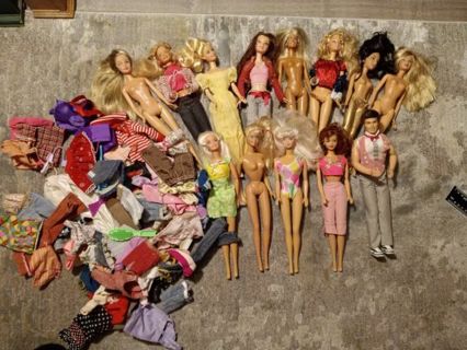 12 Barbies w/Ken & clothes