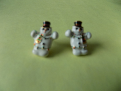 White metal enameled Snow Man post earrings 1 inch tall in black top hat